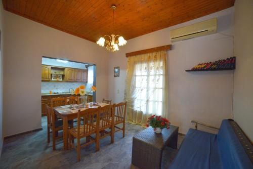 een eetkamer en een keuken met een tafel en stoelen bij Giannis and Fridas Garden in Sidari