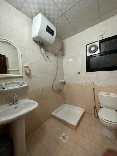 فندق الفخامة اوركيد 2 للغرف والشقق المفروشة في مكة المكرمة: حمام به مرحاض أبيض ومغسلة