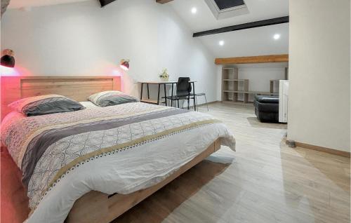 ein Schlafzimmer mit einem großen Bett und ein Wohnzimmer in der Unterkunft Stunning Apartment In Saint-tienne With Kitchen in Saint-Étienne