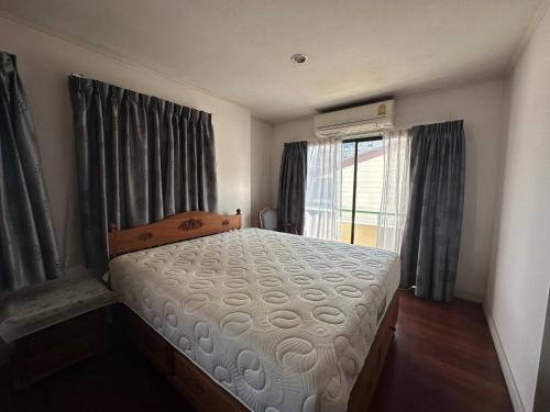 מיטה או מיטות בחדר ב-Saladaeng Executive Condominium