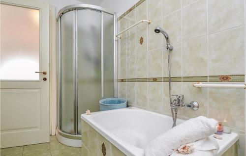 a bathroom with a bath tub and a shower at La Terrazza Di Nino in Gorleri