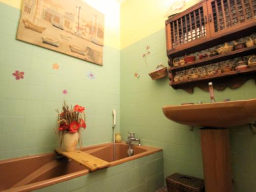 uma casa de banho com um lavatório e uma banheira em Maison Port-Vendres, 7 pièces, 5 personnes - FR-1-309-369 em Port-Vendres
