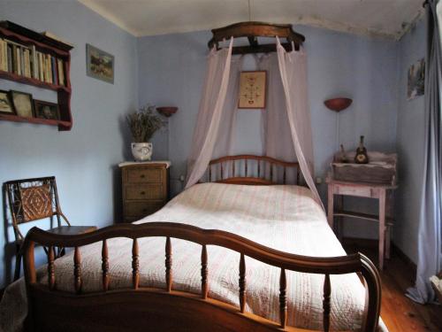 um quarto com uma cama de madeira e um dossel em Maison Port-Vendres, 7 pièces, 5 personnes - FR-1-309-369 em Port-Vendres
