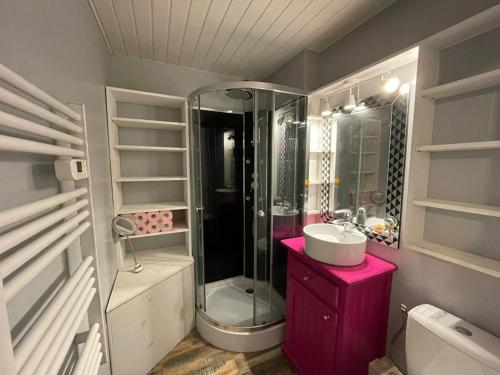 une salle de bain avec une douche en verre et un lavabo dans l'établissement Appartement proche plage avec piscine, parking et animaux admis - FR-1-413-215, à Capbreton