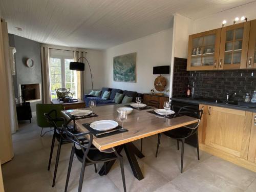 Il dispose d'une cuisine et d'un salon avec une table et des chaises en bois. dans l'établissement Maison calme proche plage avec jardin et wifi, 4 couchages à La Brée-les-Bains - FR-1-246A-214, à La Brée-les-Bains