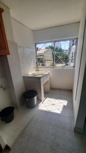 baño con lavabo y ventana en Apartamentos en el Rodadero Sur- Ed San José, en Santa Marta