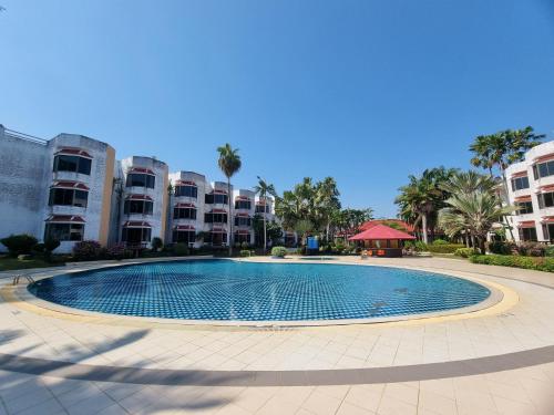 Bazén v ubytování Palmeraiebeach Resort Rayong ปาล์มมาลี บีช รีสอร์ท ระยอง 罗勇棕榈树海滩酒店 nebo v jeho okolí