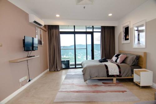 ein Schlafzimmer mit einem Bett und einem großen Fenster in der Unterkunft KL Exquisite Minimalist Balcony Suite Empire City Marriot in Petaling Jaya