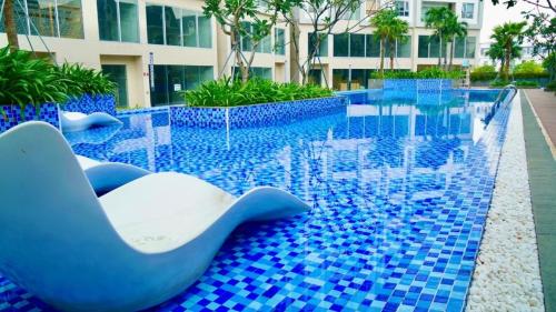 - une piscine avec des carreaux bleus dans un bâtiment dans l'établissement LiChi Halong Homestay, à Hạ Long
