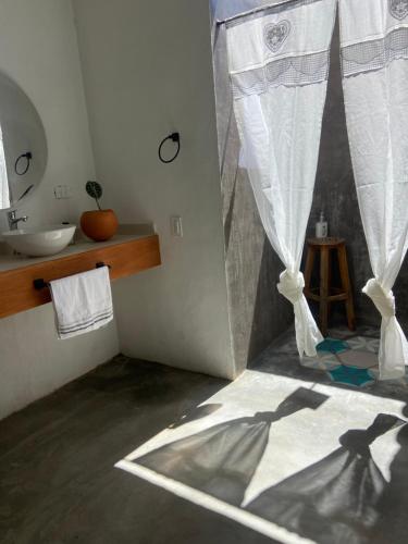 łazienka z zasłoną prysznicową i umywalką w obiekcie CASA JUANA BARICHARA w mieście Barichara