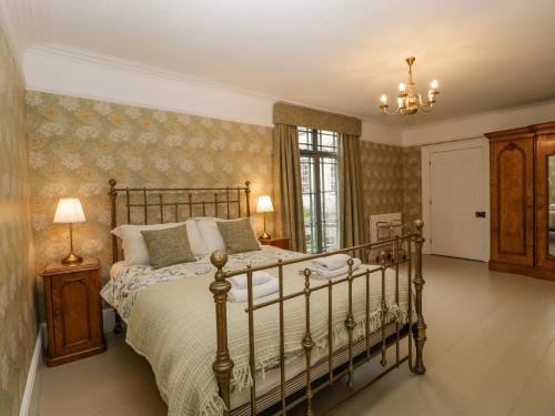 sypialnia z łóżkiem i żyrandolem w obiekcie Kylemore w mieście Glastonbury