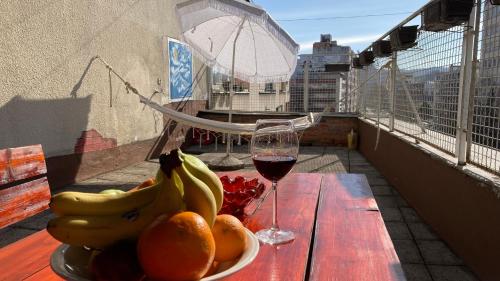 une assiette de fruits et un verre de vin sur une table dans l'établissement Penthouse stan 80m2, terasa 36m2, garaža... centar Banja Luke - gradski park, à Banja Luka