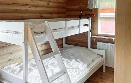 Divstāvu gulta vai divstāvu gultas numurā naktsmītnē Cozy Home In Slen With Sauna