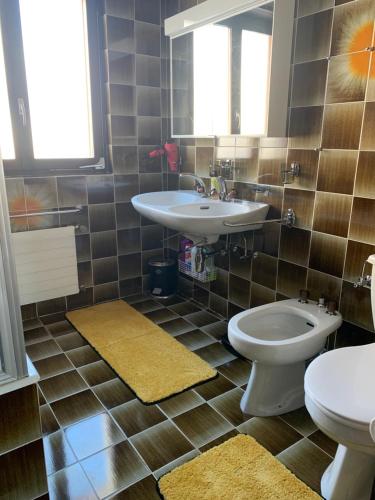 een badkamer met een wastafel en een toilet bij Peak-view Crans-Montana in Crans-Montana