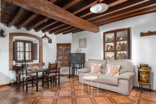uma sala de estar com um sofá e uma mesa em Apartamentos La Solana de Monfragüe em Malpartida de Plasencia