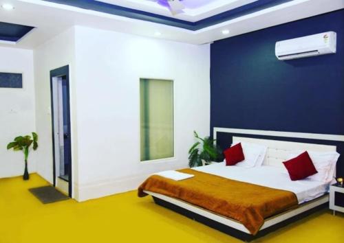1 dormitorio con cama y pared azul en Castle Inn & Restaurant, Shivpuri, en Shivpurī