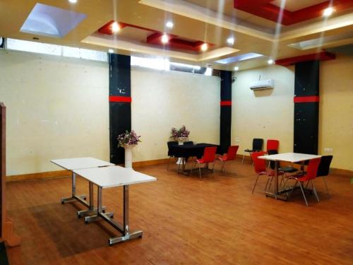 una habitación con mesas, sillas y un piano en Castle Inn & Restaurant, Shivpuri, en Shivpurī