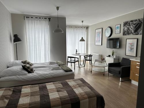 ein Schlafzimmer mit einem Bett und ein Wohnzimmer in der Unterkunft SGIGOLF Apartments No3 No2 in Wejherowo