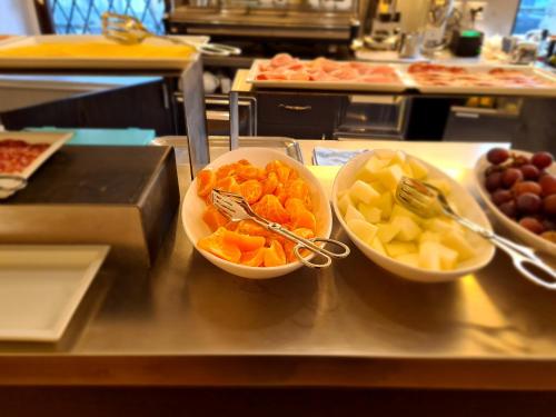 two bowls of fruit and vegetables on a counter at Il Sole in Bergamo
