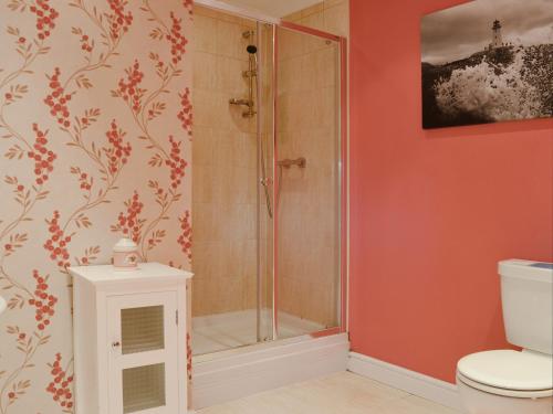 Belladrum的住宿－Dairy Cottage - Beaufort Estate，带淋浴和卫生间的浴室