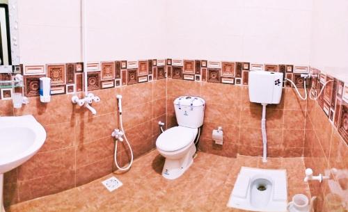 La salle de bains est pourvue de toilettes et d'un lavabo. dans l'établissement SUBHAN PALACE Near Lasania Restaurant & Millennium Mall, à Karachi
