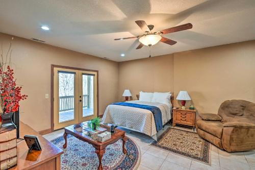 um quarto com uma cama e uma ventoinha de tecto em Smoky Mountain Vacation Rental with Deck! em Hayesville