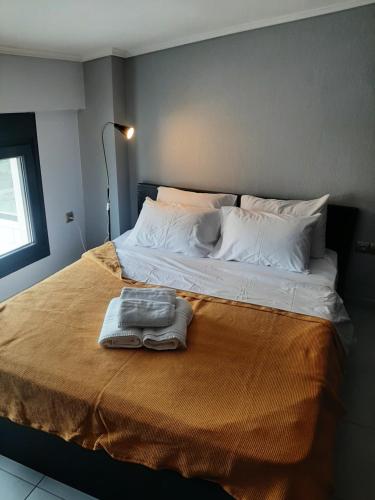 ein großes Bett mit einem Tablett darüber in der Unterkunft Όμορφο διαμέρισμα- σοφίτα με υπέροχη θεα in Thessaloniki