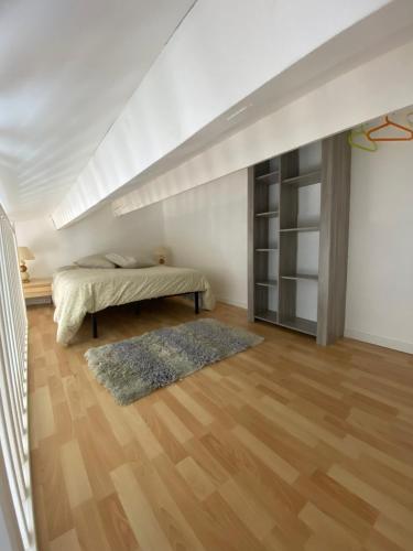 une chambre avec un lit et un parquet dans l'établissement Fréjus-Lagon bleu, à Fréjus