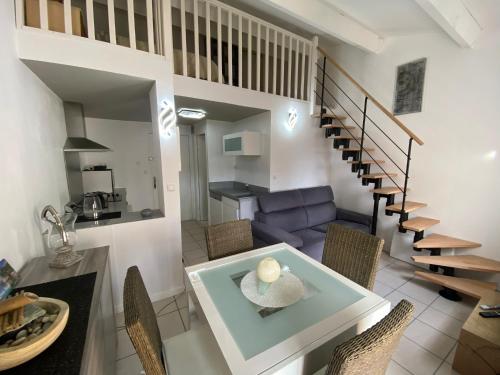 une cuisine et un salon avec une table et des chaises dans l'établissement Fréjus-Lagon bleu, à Fréjus