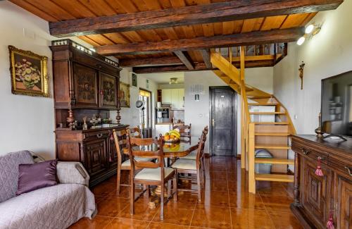 eine Küche und ein Esszimmer mit einem Tisch und einer Treppe in der Unterkunft StellaLuca Resort in Jalžabet