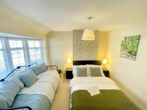 Ένα ή περισσότερα κρεβάτια σε δωμάτιο στο Elegant London home with Free 5G Wi-Fi, Garden, Workspace, Free Parking, Full Kitchen