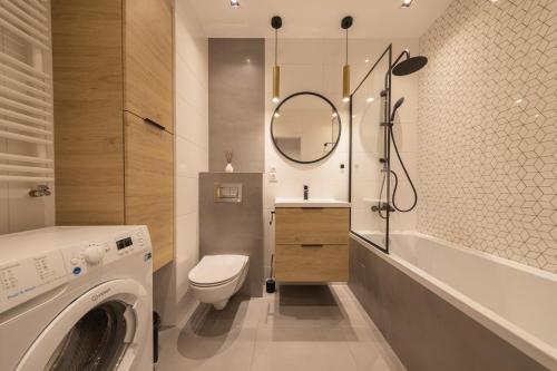 W łazience znajduje się pralka i umywalka. w obiekcie Baildona Inn w mieście Katowice