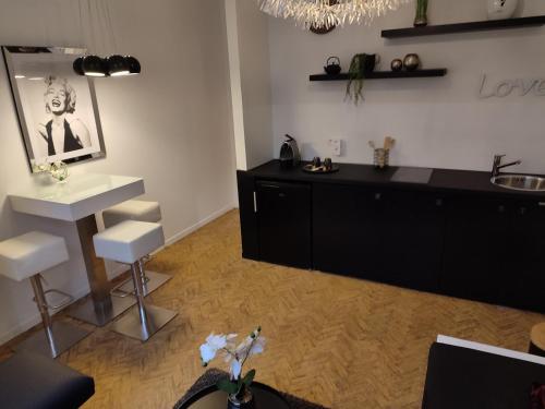 a living room with a sink and a counter at The Manhattan Luxury suite in Jumet