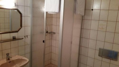 Ett badrum på Hotel Dorfschenke