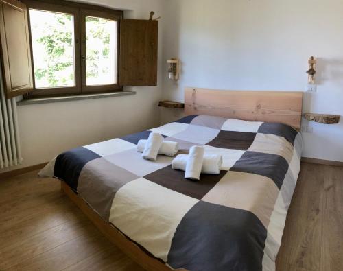 1 dormitorio con 1 cama grande y 2 almohadas en Il Rifugio nel Comero, en Verghereto