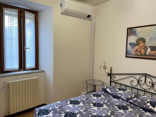 um quarto com uma cama e uma janela em Casa Mia Apartment em Bellagio