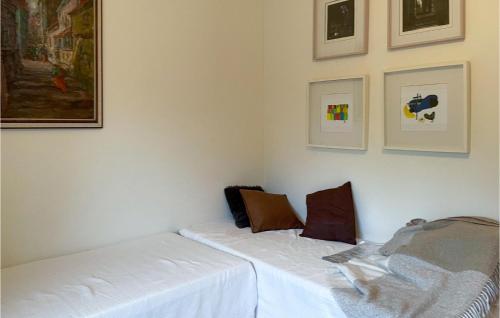 Postel nebo postele na pokoji v ubytování Stunning Home In Ingar With Sauna, Wifi And 4 Bedrooms