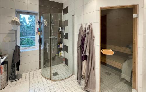 Koupelna v ubytování Stunning Home In Ingar With Sauna, Wifi And 4 Bedrooms