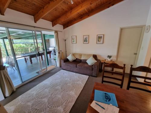 sala de estar con sofá y mesa en Clandulla Cottages & Farmstay en Boyland