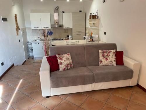 uma sala de estar com um sofá e uma cozinha em Casa Mia Apartment em Bellagio