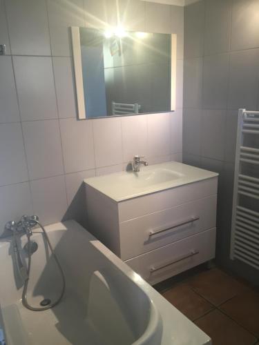 Koupelna v ubytování LE PALADIN Porto Pollo Villa privée avec piscine chauffée