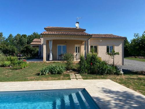 une maison avec une piscine devant dans l'établissement La Grand Vigne - Maison avec piscine privée, à Saint-Genest-de-Bauzon