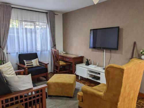 Een TV en/of entertainmentcenter bij Bliss haven Gold one bedroom fully furnished apartment

