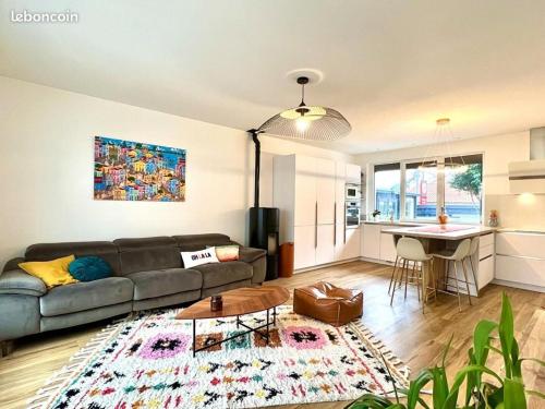 un salon avec un canapé et une table dans l'établissement VILLA LUNA - 9 couchages - terrain pétanque - wifi - netflix, à Capbreton