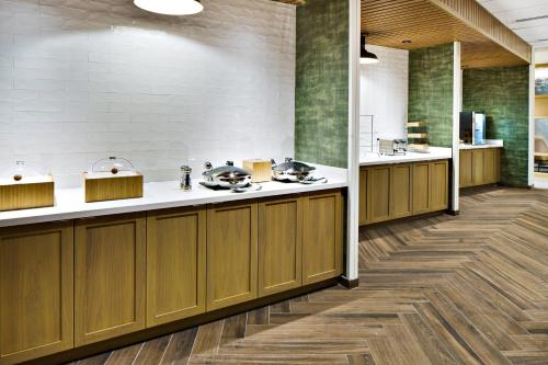 una cafetería con una fila de lavabos y una fila de mostradores en Fairfield by Marriott Inn & Suites Deerfield Beach Boca Raton, en Deerfield Beach