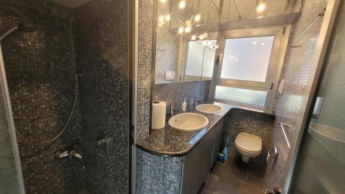 A bathroom at Miledy monolocale direttamente sul mare