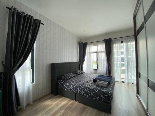 - une chambre avec un lit dans une pièce dotée de fenêtres dans l'établissement P Residence G.L Home Stay, à Kuching