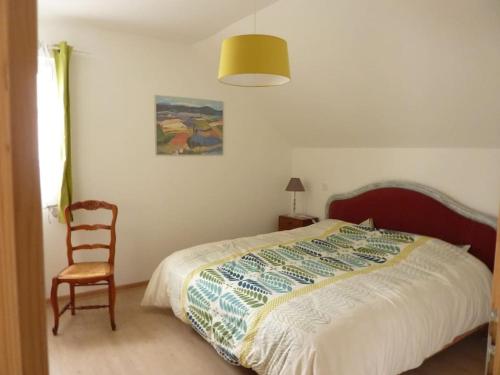 - une chambre avec un lit, une chaise et une lampe dans l'établissement Belle vue sur montagnes proche centre 2 salons et jardin, à Barcelonnette