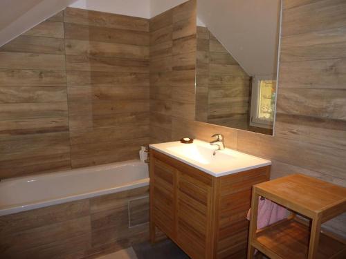 La salle de bains est pourvue d'un lavabo et d'une baignoire. dans l'établissement Belle vue sur montagnes proche centre 2 salons et jardin, à Barcelonnette
