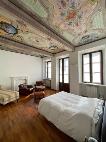 Appartamento La Corte في أوليدجو: غرفة نوم بسرير وسقف مطلي